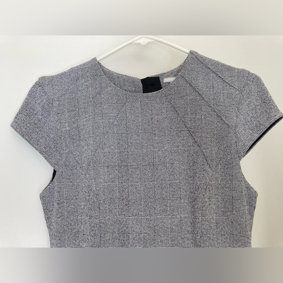 NWT fdress in woven fabric. Cap sleeves, and seam at waist. … - Picture 7 of 14